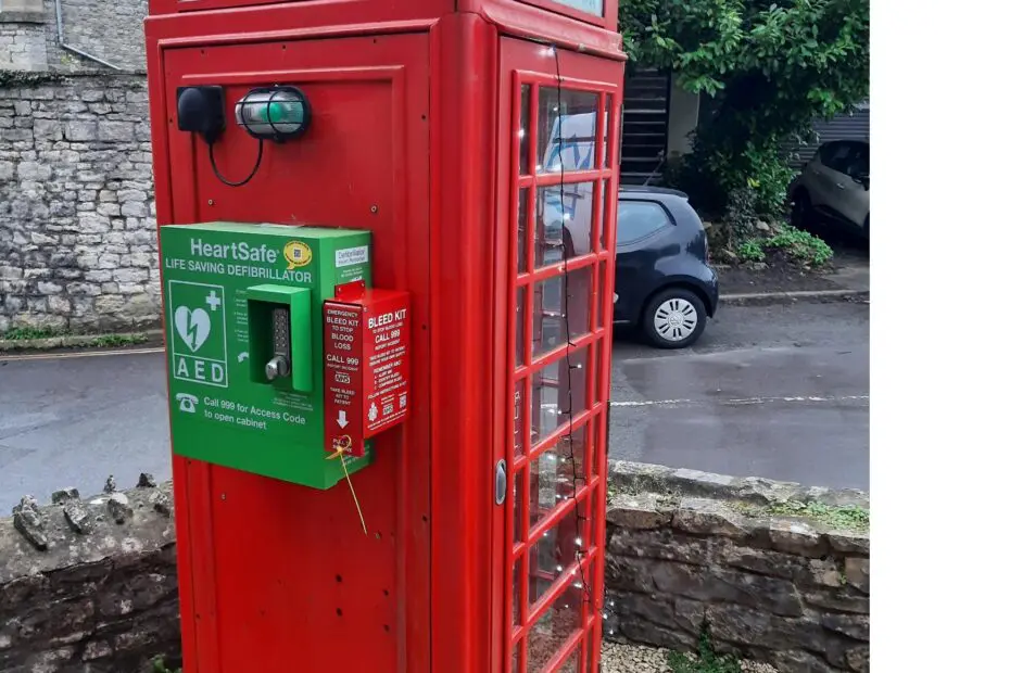 Red phone box outside the Bird in Hand public house