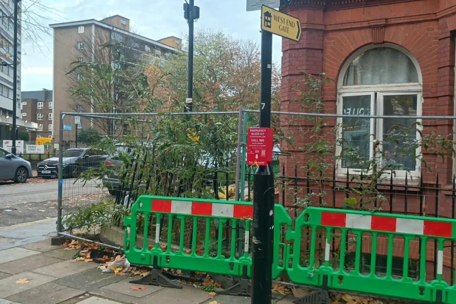 Westminster City College/Lamppost