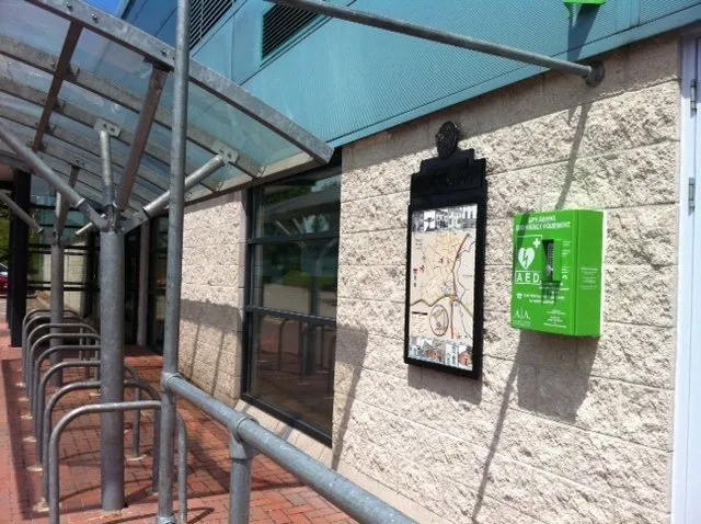 Defibrillator attached to a wall